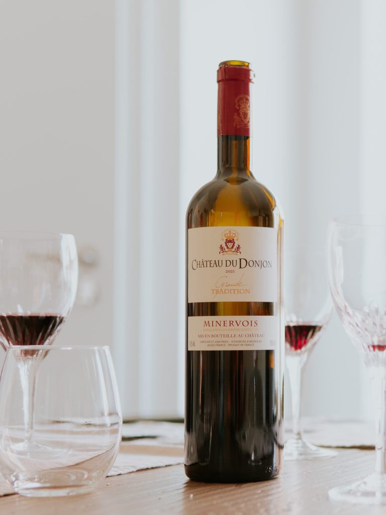Bouteille de vin mise en scène