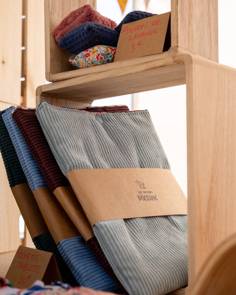 Objets textiles présentés en boutique