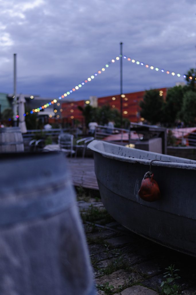 Barque au bord de l'eau sous des guirlandes lumineuses