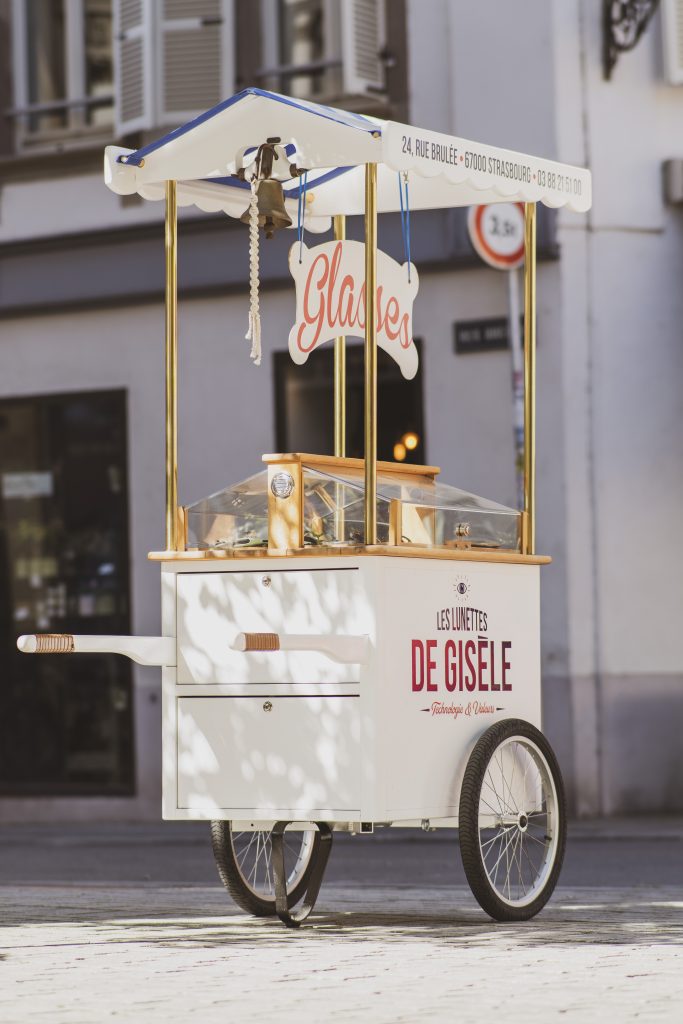 Charrette dans une scène urbaine